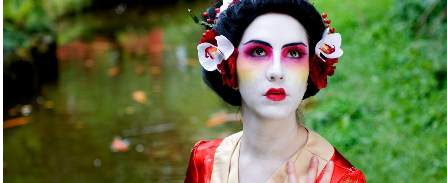 cultura do japão: sessão de fotos com gueixa