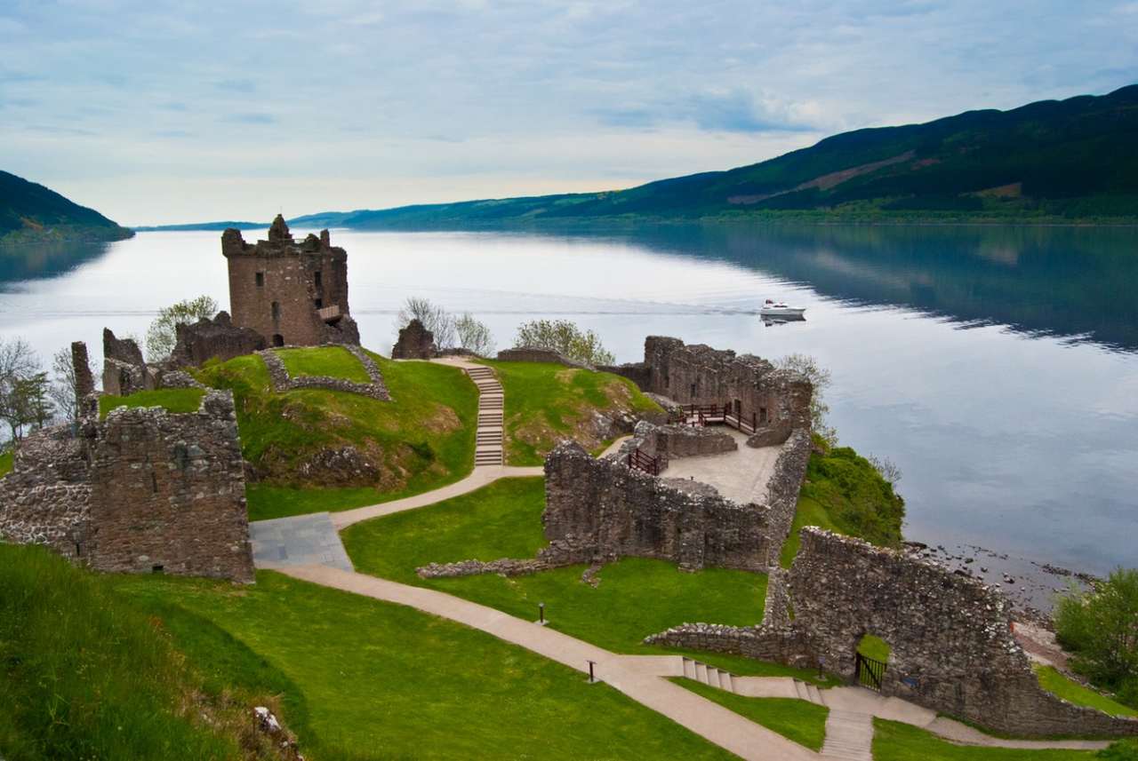Descubra a Cultura Escocesa dos Clãs de Outlander - castelo Urquhart, com caminho que leva até ele e lago Ness ao fundo