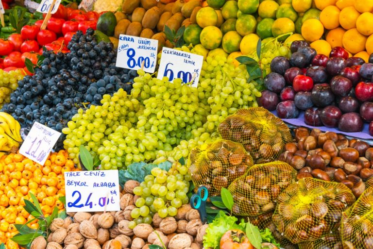 frutas e castanhas turcas expostas em mercado - Gastronomia e Doces Turcos — 14 Delícias que Você Não Pode Deixar de Provar! 