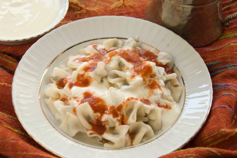 prato de massa turca, que lembra um ravioli - Gastronomia e Doces Turcos — 14 Delícias que Você Não Pode Deixar de Provar! 
