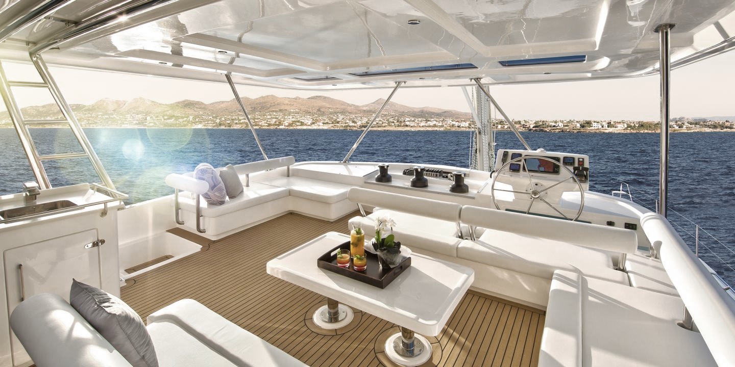 passeio em alto mar dentro de um iate