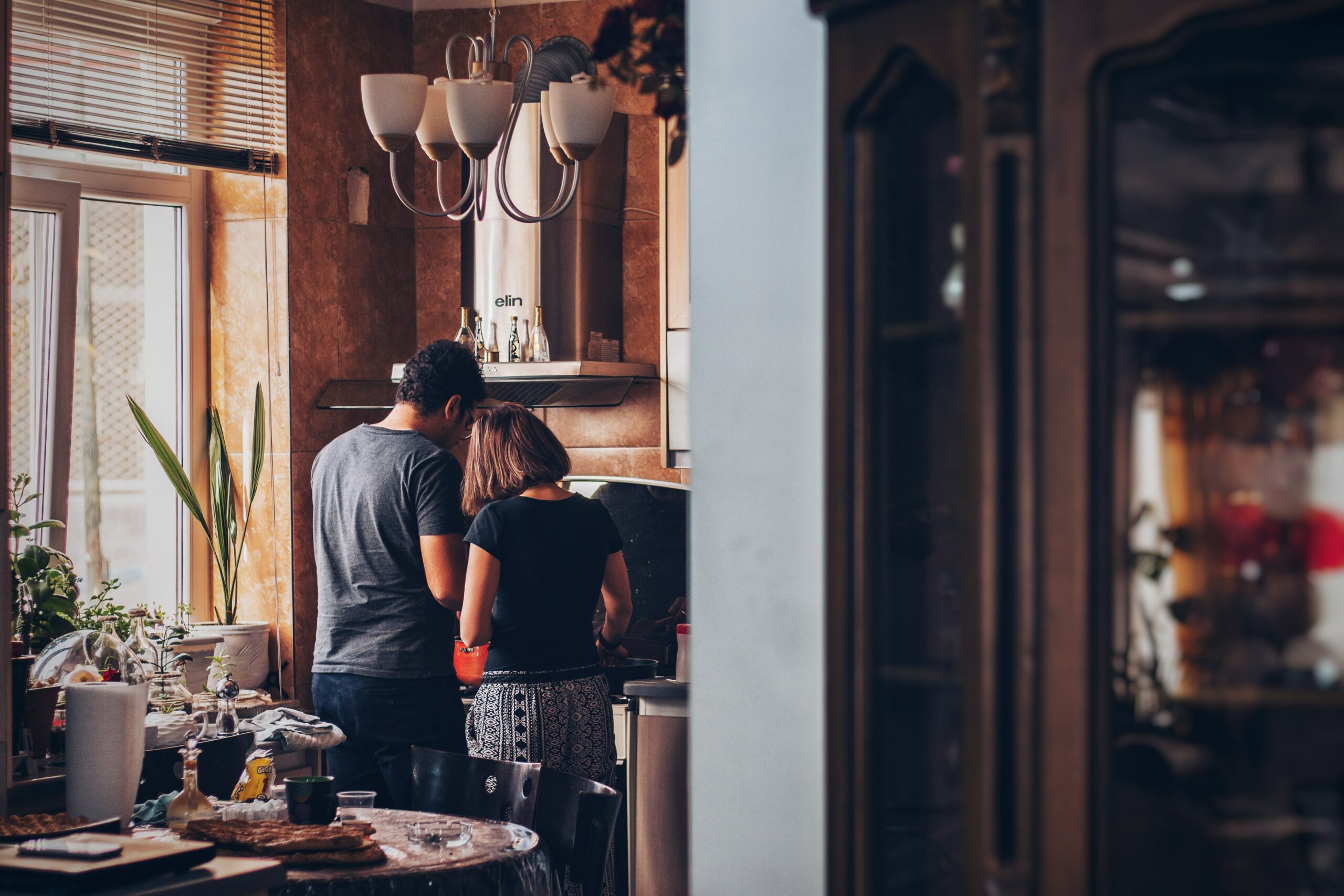 Criança cozinhando com o pai. Vida em família.