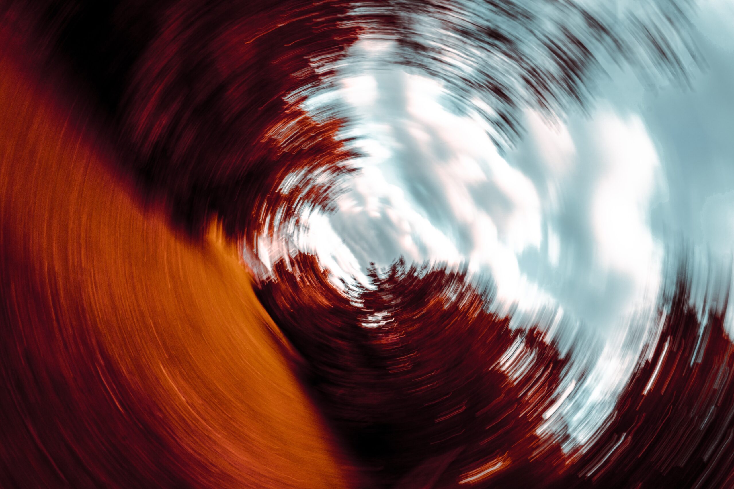 A vida é cíclica. Foto desfocada cria textura de círculos em uma paisagem de céu azul.