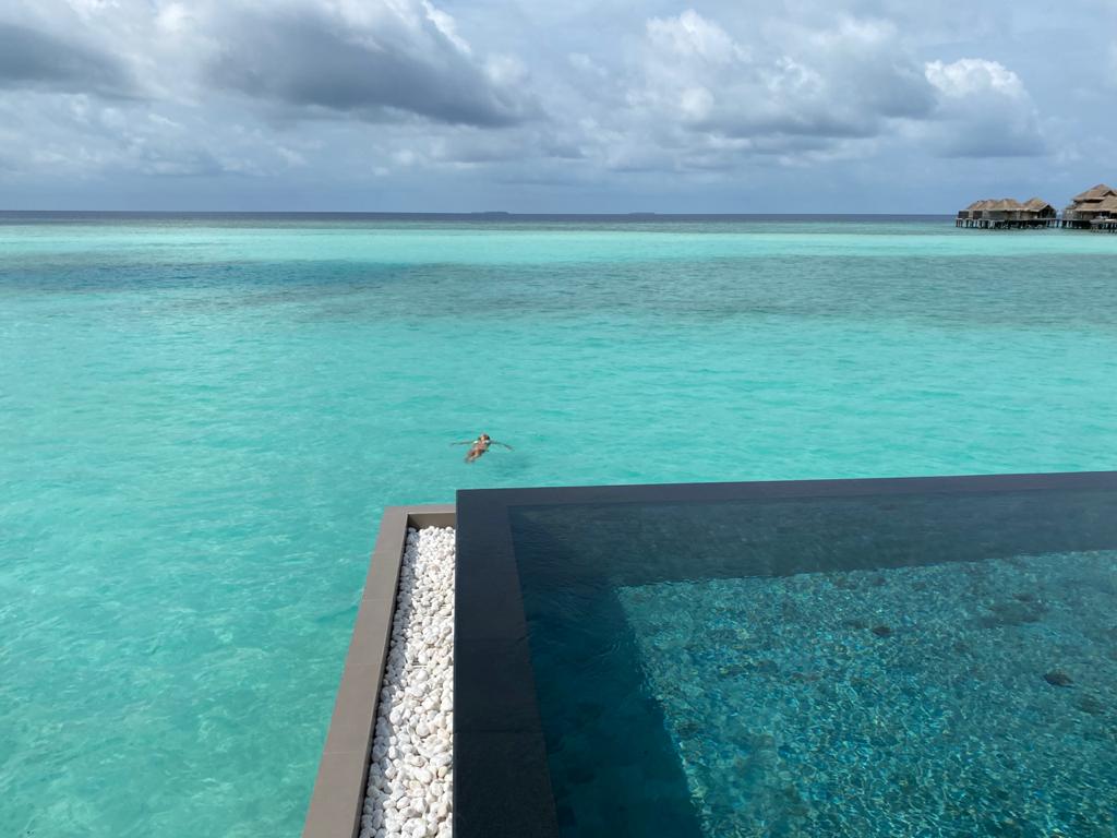 Piscina de borda infinita na viagem para Maldivas.