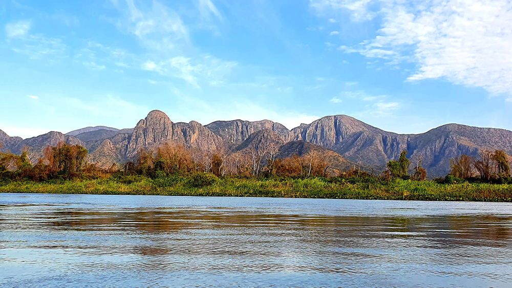 Serra do Amolar. Rio entra montanhas e céu azul no horizonte.
