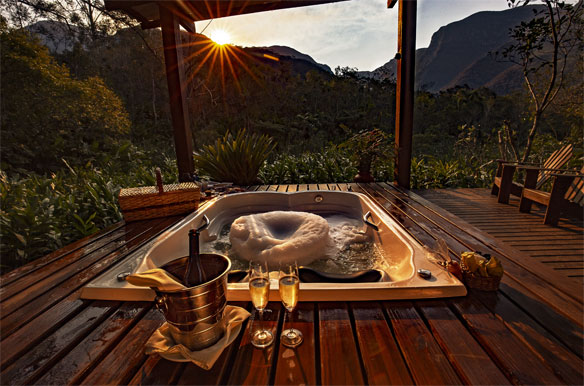 Banheira em deck com vista para os cânions no Refúgio Pedra Afiada.